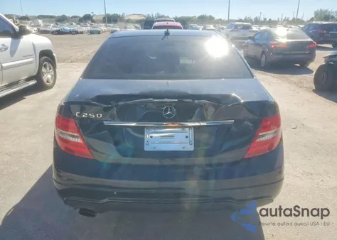 2013 Mercedes-Benz C 250 z USA, uszkodzony, nr VIN WDDGF4HB3DR240855